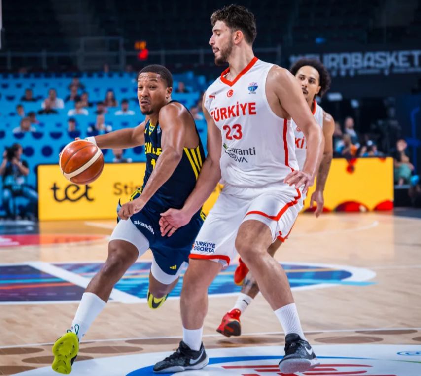 连续6场全场最佳！决胜时刻1人统治攻防 申京24+16+6引休媒大赞