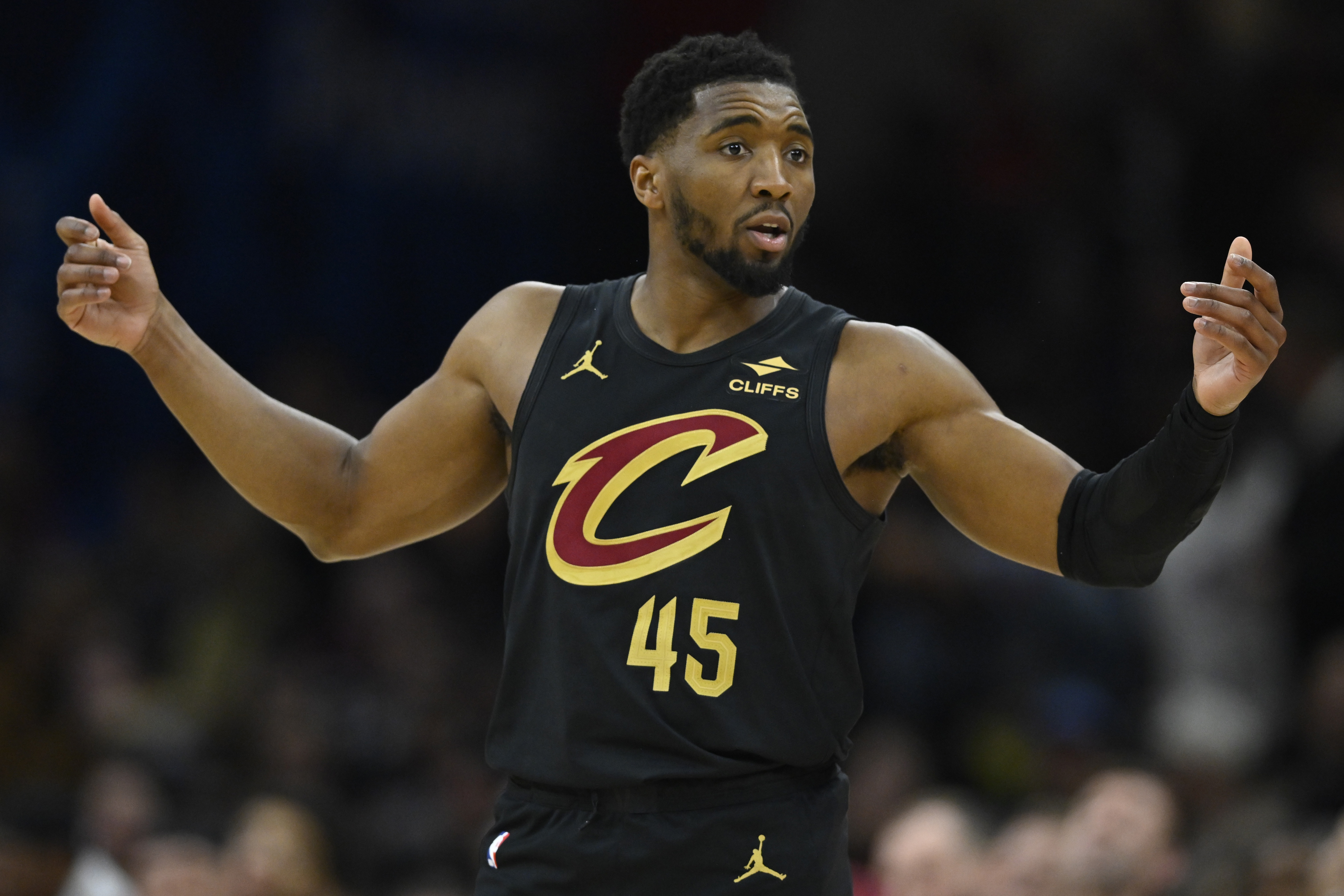 开云体育在线-再加把劲儿！米切尔半场首发17分钟 13中6&amp;三分4中1砍16分2板